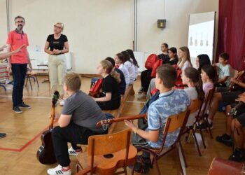 Uručeni pokloni za školski tamburaški orkestar iz Sakula