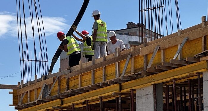 Betoniranje prvog dela međuspratne ploče iznad prizemlja na vrtiću „Pčelica“