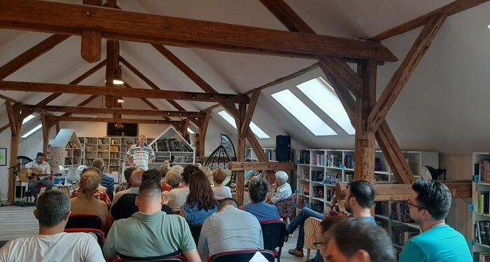 Priređeno veče aforizama i muzike u kovinskoj biblioteci