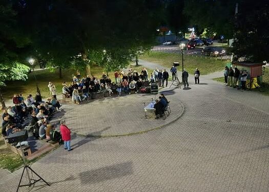 Opoziciona tribina u Omoljici mogla je da počne i rečima „Tužni smore…“