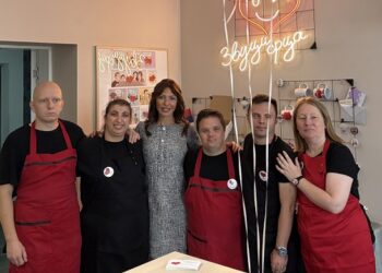 Zaposleni u kafiću „Zvuci srca“ proslavili prvi rođendan