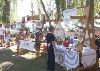 U znaku tradicije, jabuka i osmeha: 10. Festival jabuka okupio veliki broj posetilaca na obali Crepajačkih jezera