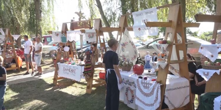 U znaku tradicije, jabuka i osmeha: 10. Festival jabuka okupio veliki broj posetilaca na obali Crepajačkih jezera