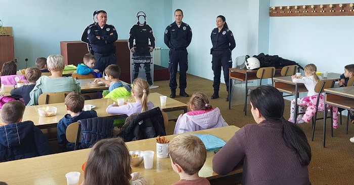 Pančevački mališani posetili policiju (FOTO)