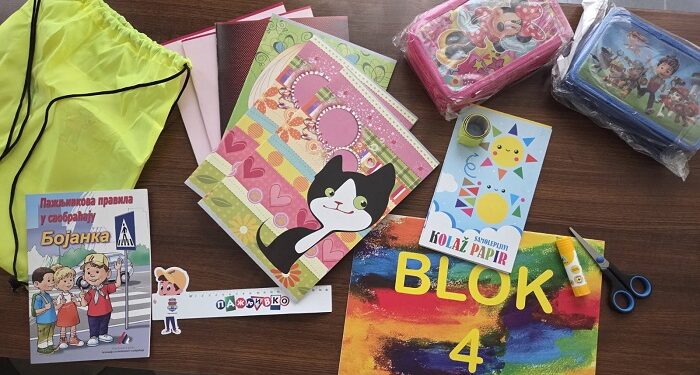Jabuka i ove godine obradovala priborom za školu 16 đaka prvaka