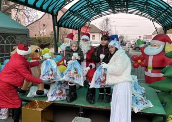 Podela novogodišnjih paketića i Novogodišnji bazar u Starčevu