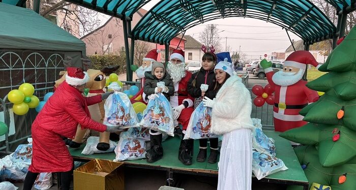 Podela novogodišnjih paketića i Novogodišnji bazar u Starčevu
