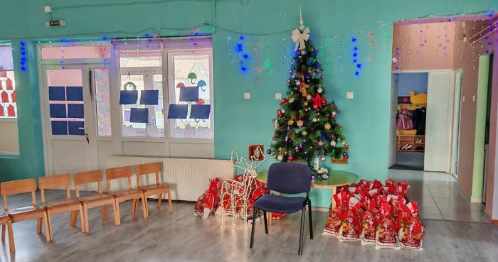 Deda Mraz posetio i Jabuku: Najmlađi obradovani paketićima