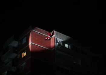 Pančevce na Tesli Deda Mraz iznenadio sa vrh zgrade (VIDEO)