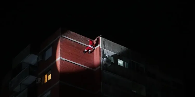 Pančevce na Tesli Deda Mraz iznenadio sa vrh zgrade (VIDEO)