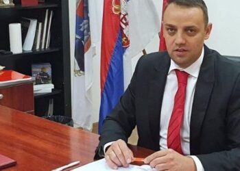 Propao pokušaj blokade Skupštine u Kovačici: Opozicija ostavila čoveka samog i nastavila politički performans (VIDEO)