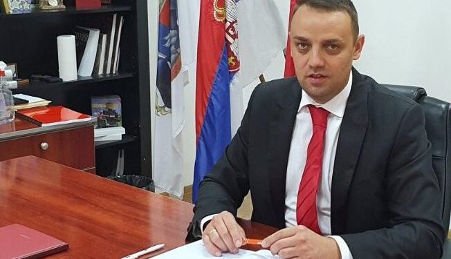 Propao pokušaj blokade Skupštine u Kovačici: Opozicija ostavila čoveka samog i nastavila politički performans (VIDEO)