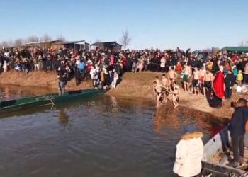 Bogojavljensko sabranje u Jabuci: Predrag Krstić prvi do Krsta časnog (VIDEO)