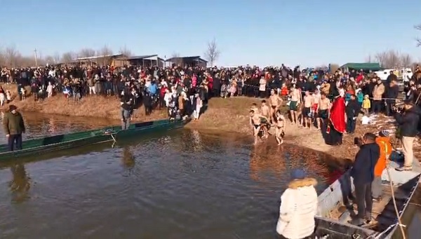 Bogojavljensko sabranje u Jabuci: Predrag Krstić prvi do Krsta časnog (VIDEO)