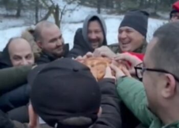 Članovi SNS Pančevo tradicionalno izašli po badnjak (VIDEO)