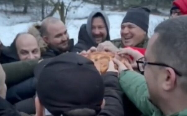 Članovi SNS Pančevo tradicionalno izašli po badnjak (VIDEO)