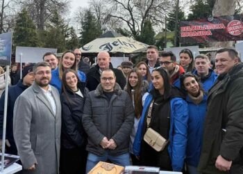 SNS Pančevo uvek sa građanima: Mladenović, Stevanović i omladina u Kačarevu
