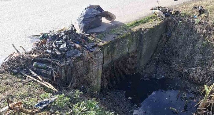 Radnici JKP „Vod – Kom“ čiste ustave u Jabuci (FOTO)