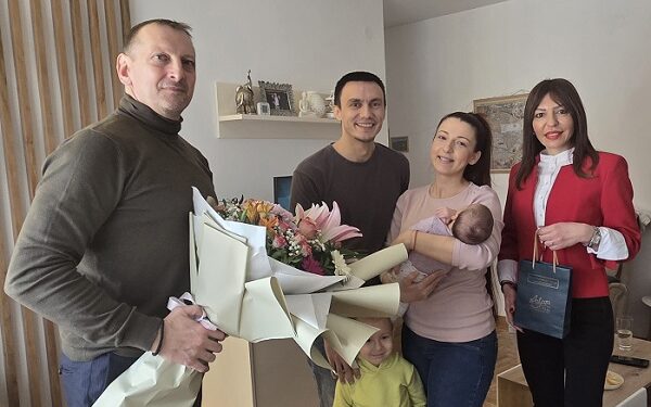 Tradicionalno u Pančevu: Zlatni dukat za prvorođenu bebu u ovoj godini