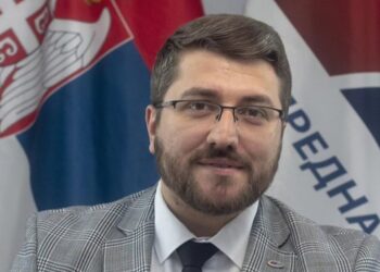 Poslanik Mladenović osudio napad na prostorije SNS u Jabuci: Razlike su normalne – nasilje nikada!