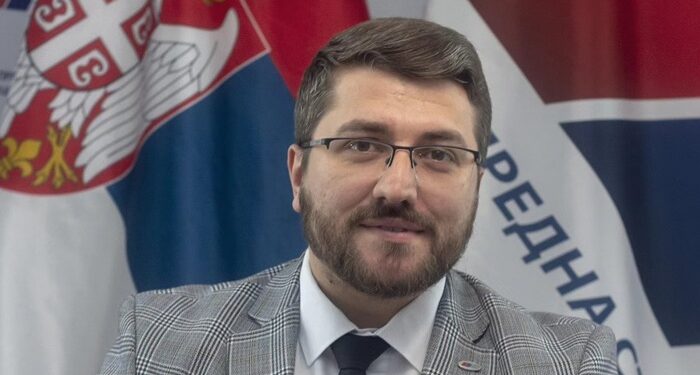 Poslanik Mladenović osudio napad na prostorije SNS u Jabuci: Razlike su normalne – nasilje nikada!