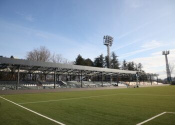 Novo ruho stadiona Železničara: Krov nad istočnom tribinom pred meč sa Zvezdom (VIDEO)