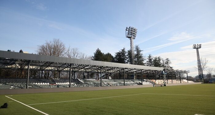 Novo ruho stadiona Železničara: Krov nad istočnom tribinom pred meč sa Zvezdom (VIDEO)