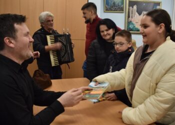 Stihovi i melodije ravnice obeležili književno – muzičko veče u Mramorku