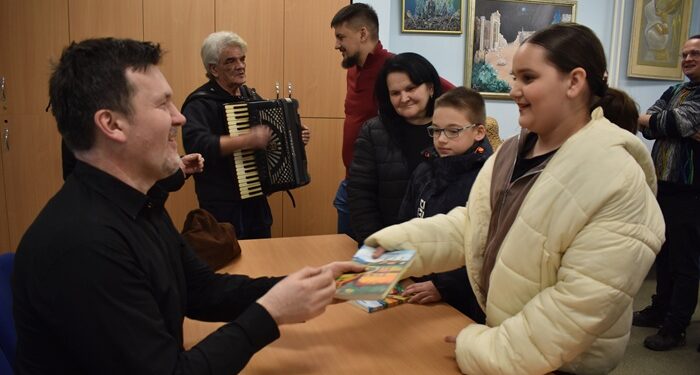 Stihovi i melodije ravnice obeležili književno – muzičko veče u Mramorku