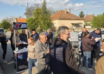 Razgovor sa građanima: Štand Srpske napredne stranke na pijaci u Opovu