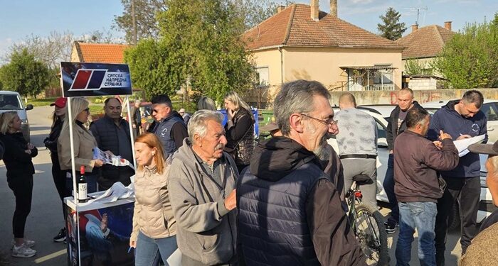 Razgovor sa građanima: Štand Srpske napredne stranke na pijaci u Opovu
