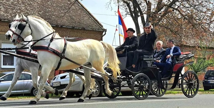 Defile od preko 25 fijakera pokazao svu lepotu i grandioznost Crepajačke fijakerijade