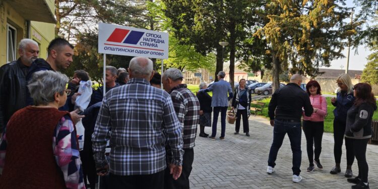 Zajedno sa građanima: SNS predstavila planove na štandu u Barandi