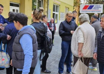 Direktan razgovor sa građanima: Štand Srpske napredne stranke održan u Barandi