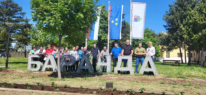 Organizovana akcija sadnje cveća u centru Barande