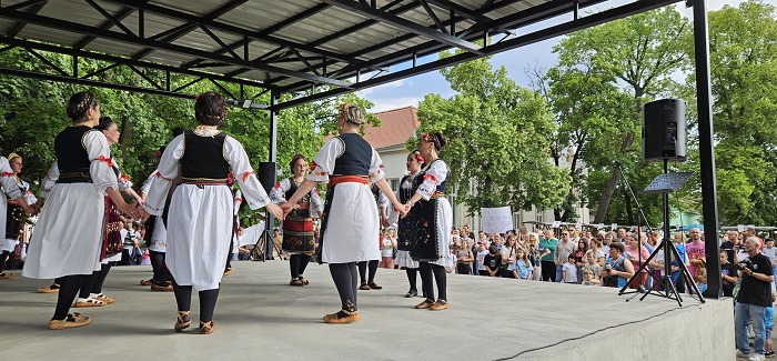 Etno bazar okupio brojne izlagače i folkloraše u okviru „Dana opštine Opovo“