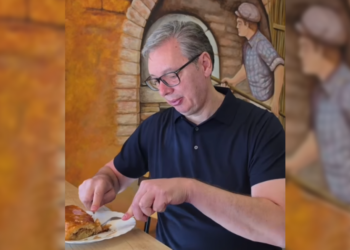 Predsednik Vučić svratio u pekaru u Crepaji: „Burek je super!“