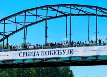 „SRBIJA POBEĐUJE!“ Jasna poruka osvanula na mostu na Tamišu u Pančevu!