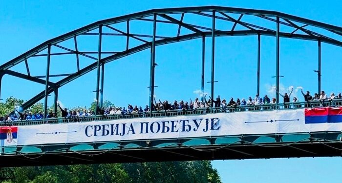 „SRBIJA POBEĐUJE!“ Jasna poruka osvanula na mostu na Tamišu u Pančevu!