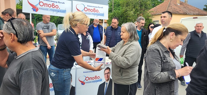 OO SNS Opovo među građanima: Veliko interesovanje uprkos kiši