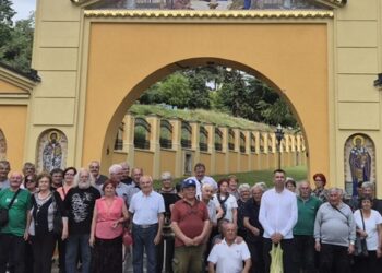 SNS Opovo organizovao izlet za penzionere: Druženje, duhovnost i tradicija