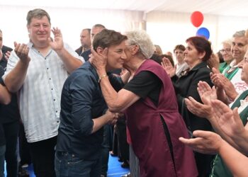 Srbija pobeđuje: Više od hiljadu građana na skupu u Crepaji