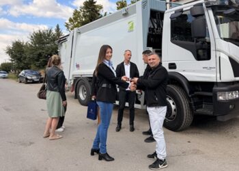 Predsednica opštine Kovin JP Kovinski Komunalac uručila ključeve novog kamiona vrednog 25.8 miliona