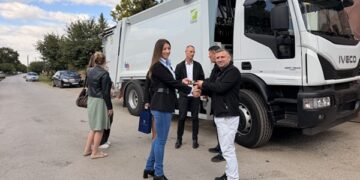 Predsednica opštine Kovin JP Kovinski Komunalac uručila ključeve novog kamiona vrednog 25.8 miliona