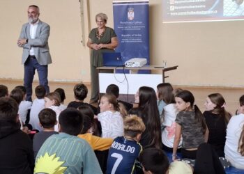 „Pametno i bezbedno“: Predavanje o bezbednosti dece na internetu u OŠ „Vasa Živković“