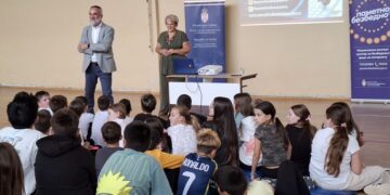 „Pametno i bezbedno“: Predavanje o bezbednosti dece na internetu u OŠ „Vasa Živković“