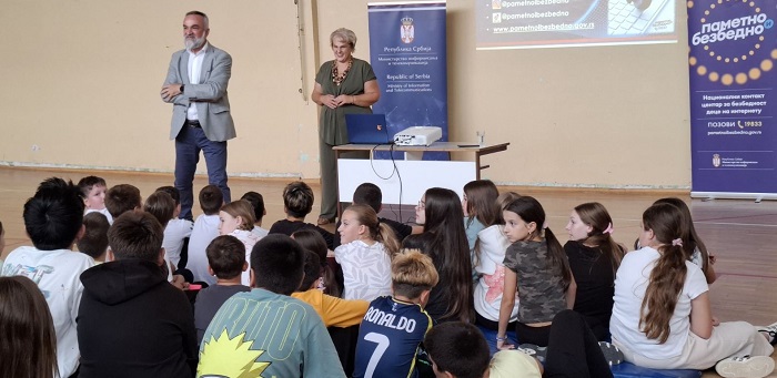 „Pametno i bezbedno“: Predavanje o bezbednosti dece na internetu u OŠ „Vasa Živković“