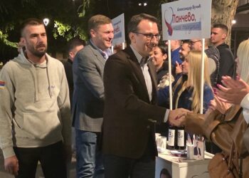 Članovi Predsedništva SNS posetili štand omladine GO SNS Pančevo