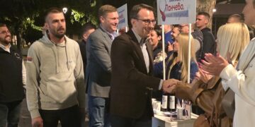 Članovi Predsedništva SNS posetili štand omladine GO SNS Pančevo