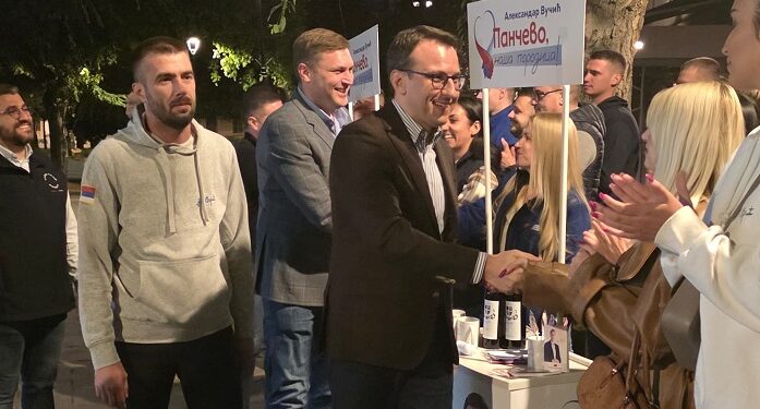 Članovi Predsedništva SNS posetili štand omladine GO SNS Pančevo